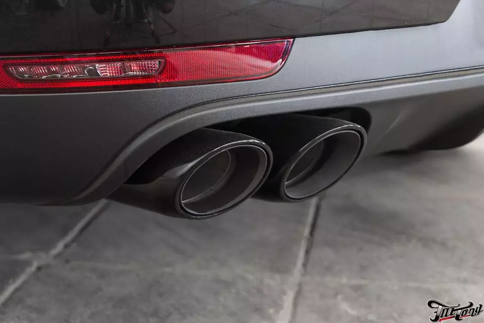 Porsche Macan. Подняли уровень водительского сидения для девушки. Установка омывателя камеры заднего вида. Окрас насадок выхлопа.